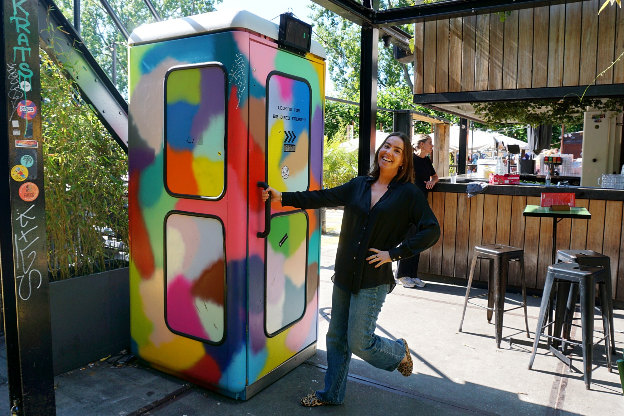 Aha! Deze gekleurde telefooncel bij Annabel is een mini-discobooth