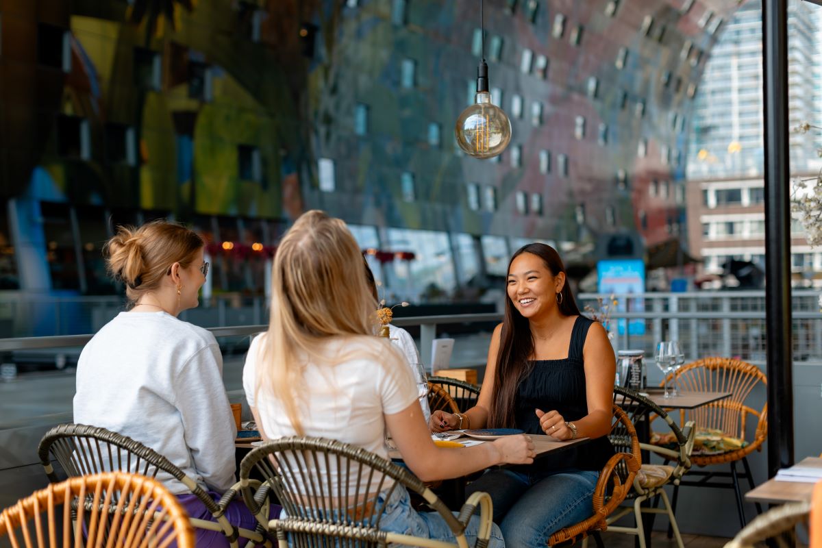 Hier ontmoet je andere Rotterdammers én geniet je (gratis!) van wereldse smaken