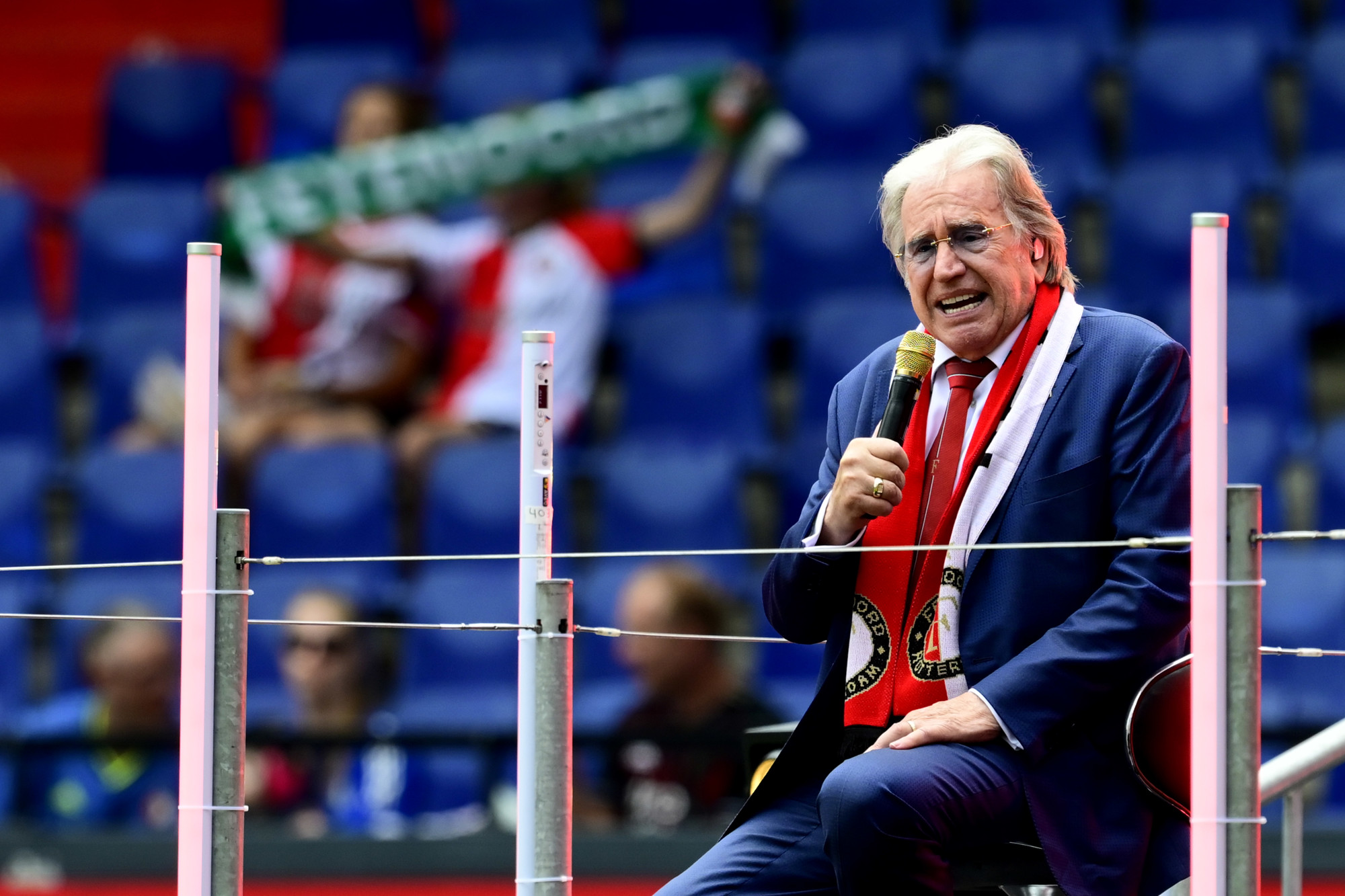 Kippenvel! Lee Towers zingt in De Kuip tijdens Europa League wedstrijd