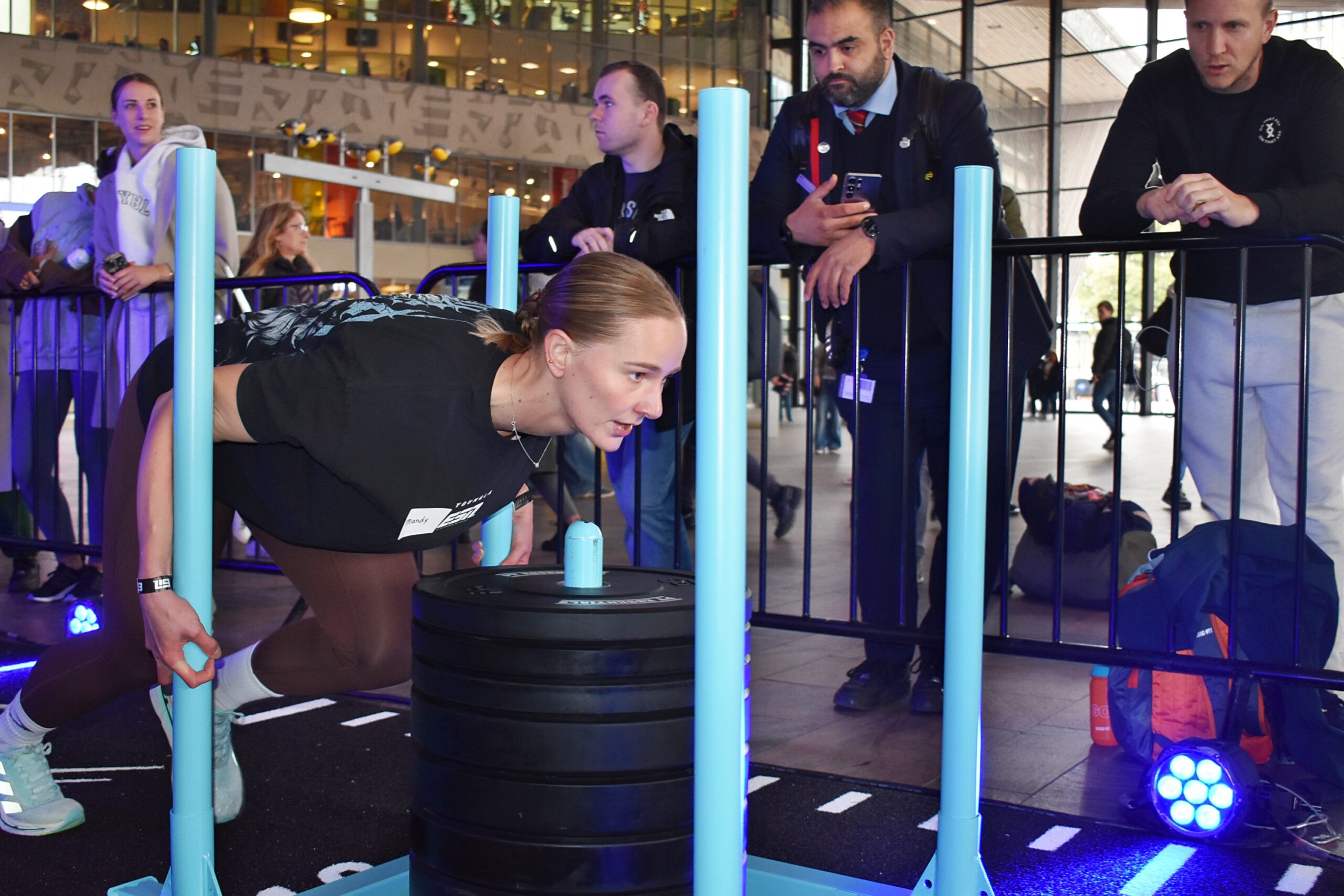 100 sporters doen een wereldrecordpoging op Rotterdam Centraal