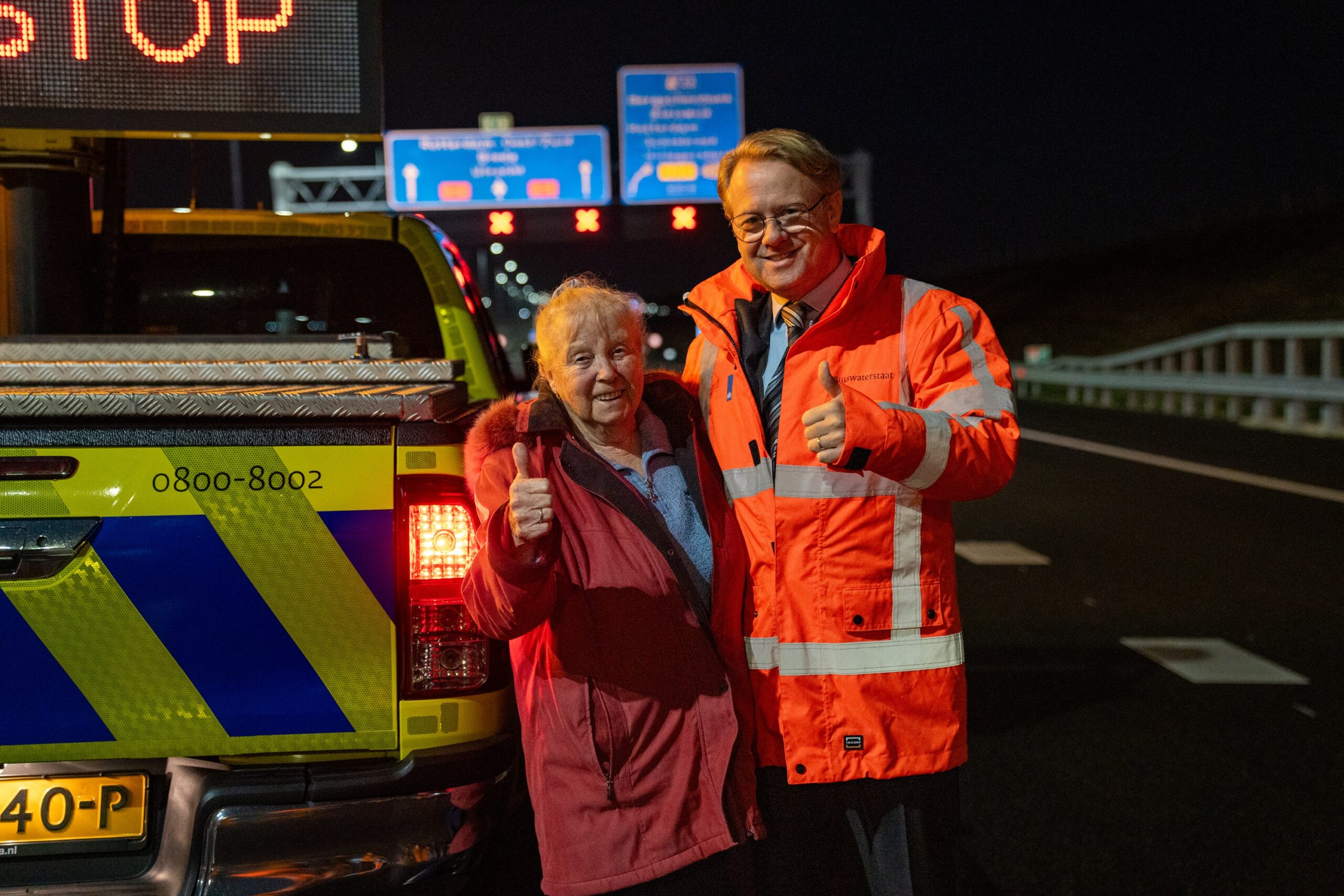 Genieten! Buurvrouw Nel (90) scheurt als eerste over nieuwe A16 in oldtimer