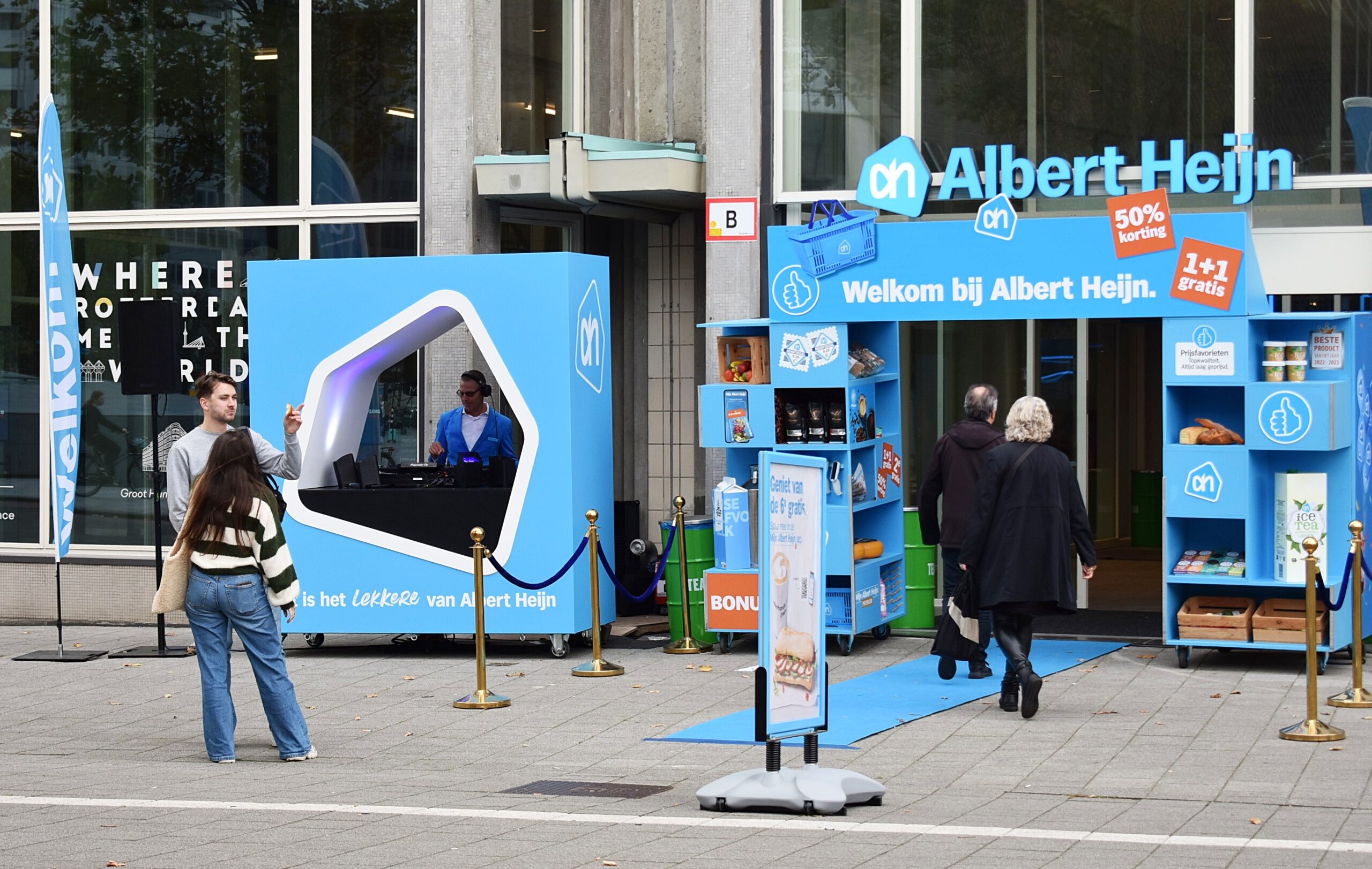 Dj en koffie voor 1 euro: Albert Heijn in het Groot Handelsgebouw is open