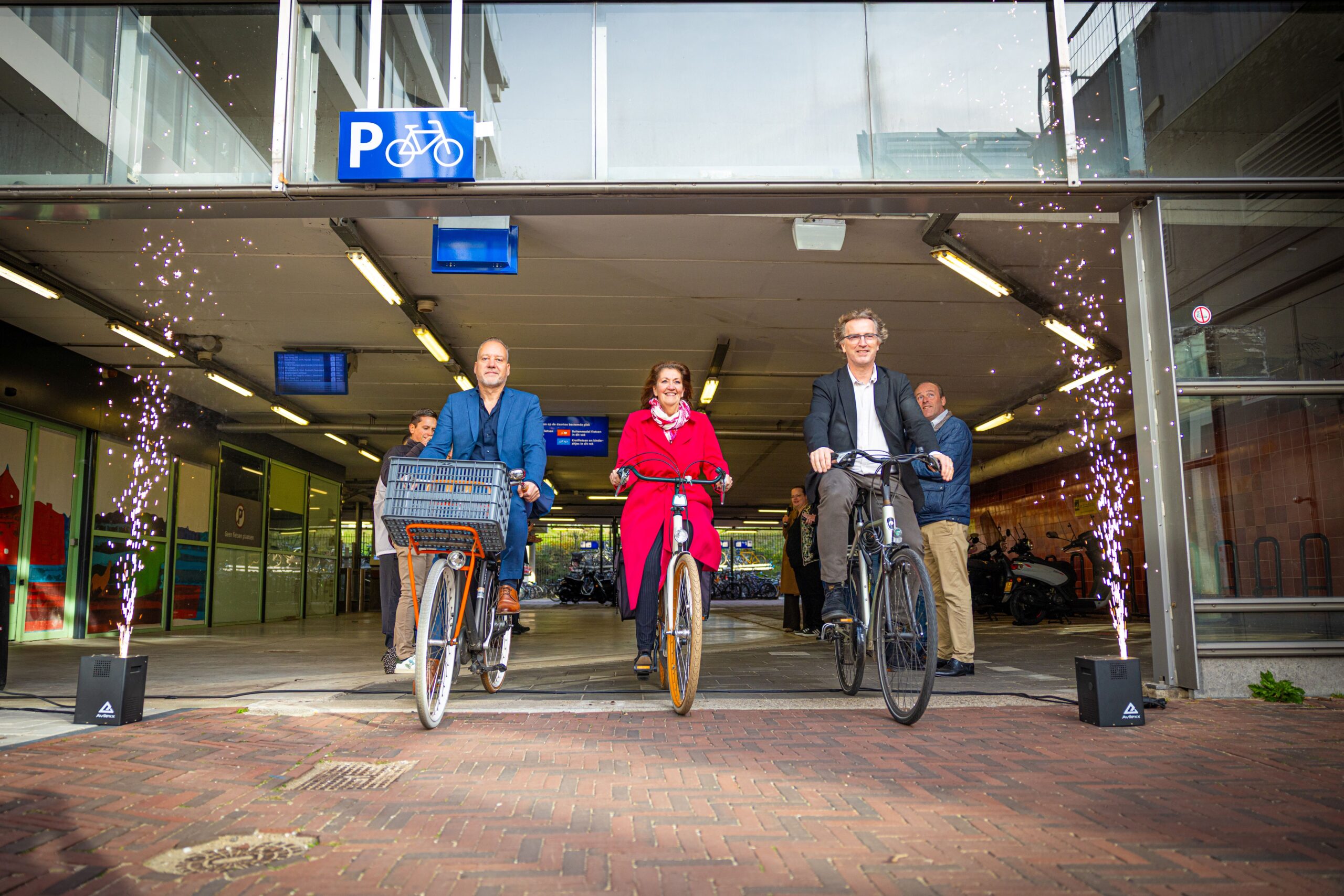 Plek voor 1700 fietsen: fietsenstalling bij station Schiedam Centrum weer open