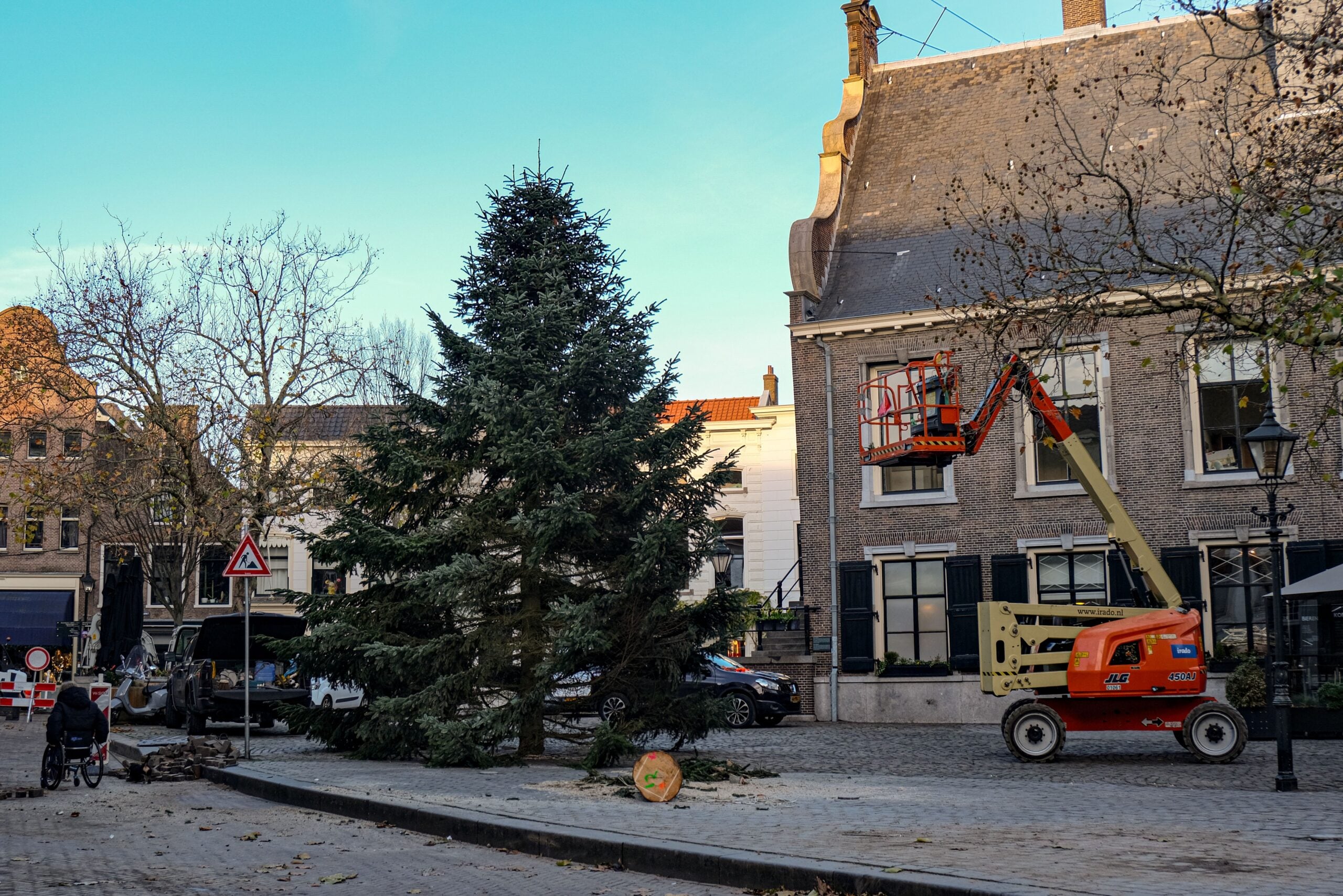 Oh denneboom! Op de Grote Markt in Schiedam staat weer een gigantische kerstboom