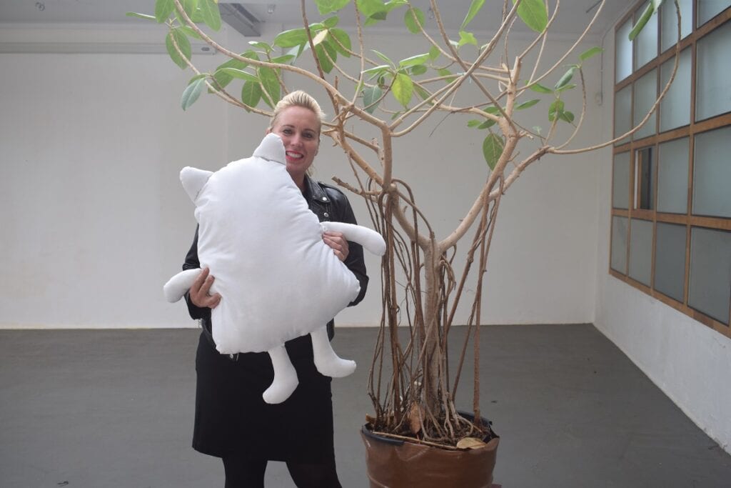 Noortje van Venrooij met een witte knuffel