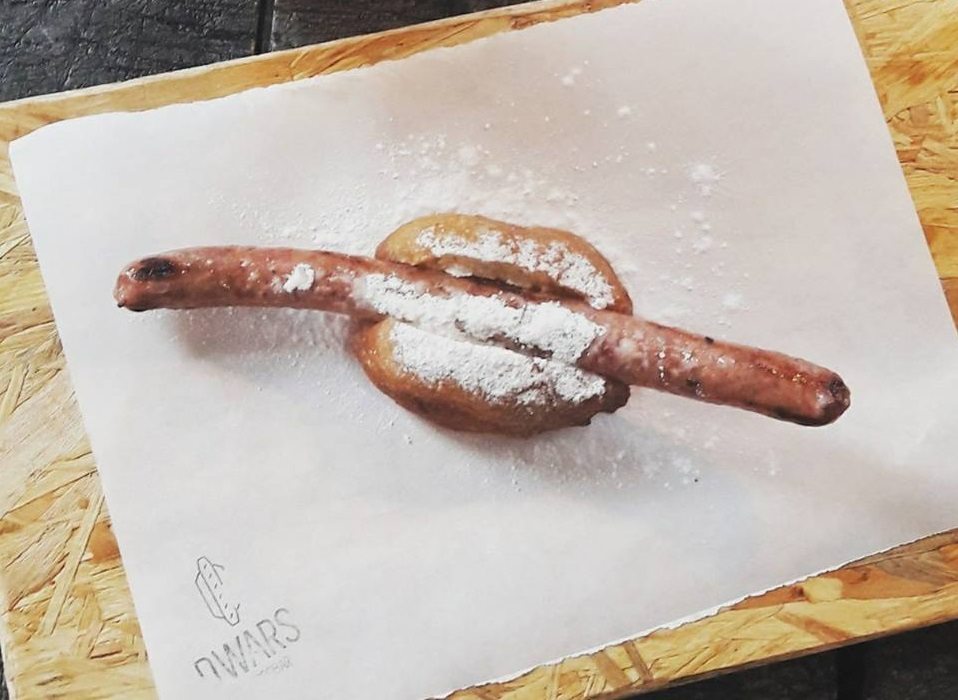 Moet je proeven: deze oliebol met hotdog en poedersuiker