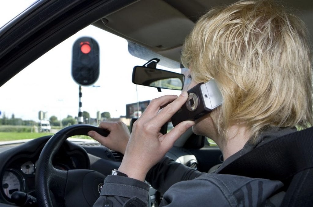 Niet handsfree bellen dit is het totaalbedrag aan boetes in Tilburg indebuurt Tilburg Niet handsfree bellen dit is het totaalbedrag aan boetes in Tilburg indebuurt Tilburg