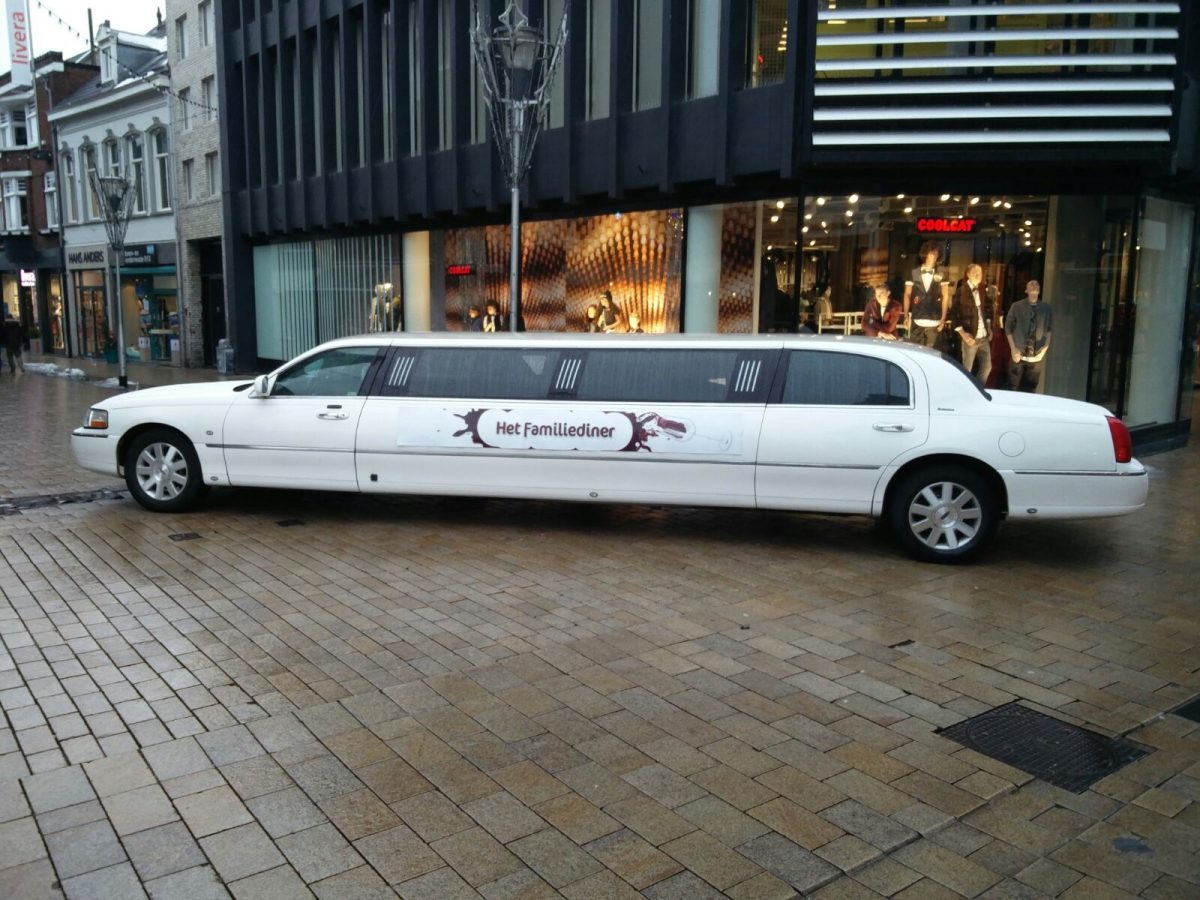 Hé, wat zien we daar? De ‘sorry-limo’ van Het Familiediner!