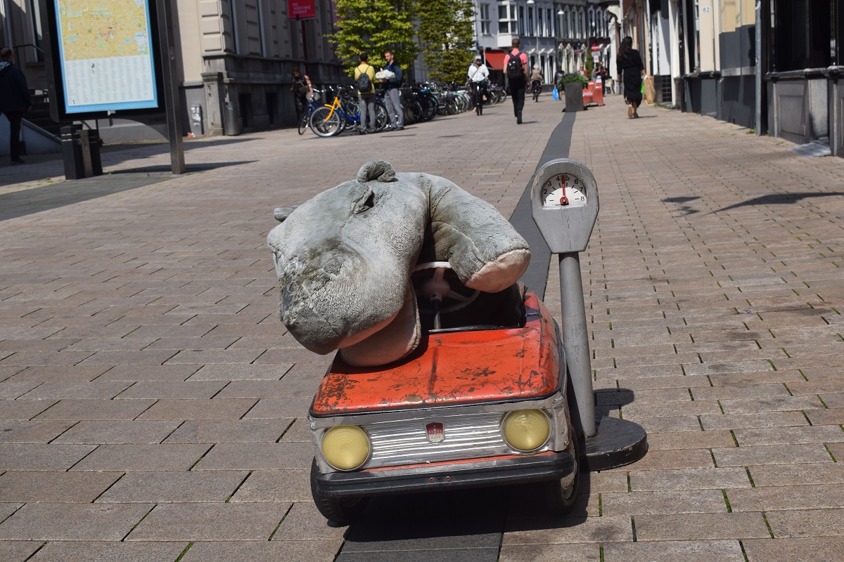 nijlpaard Tilburg zingende nijlpaard rode auto