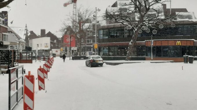 auto ingesneeuwd