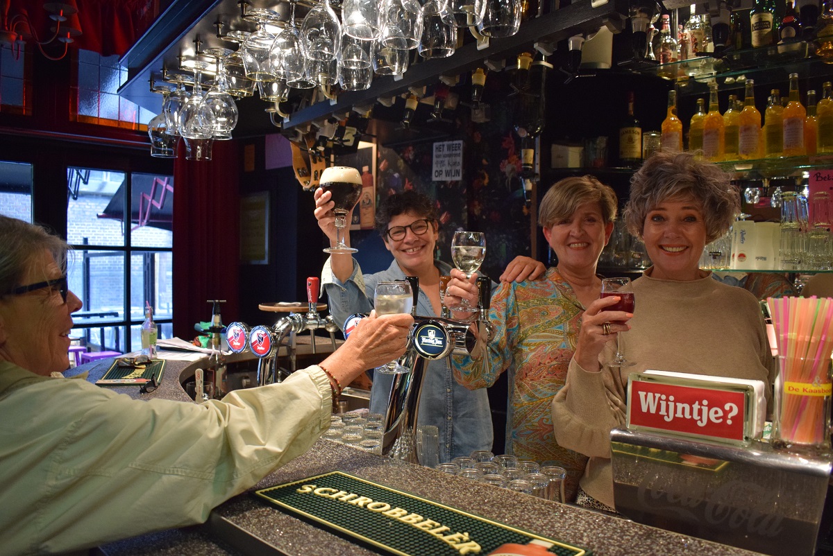 Café De Wijn bestaat 25 jaar op Roze Maandag: ‘We kunnen elkaar en De Wijn niet missen’