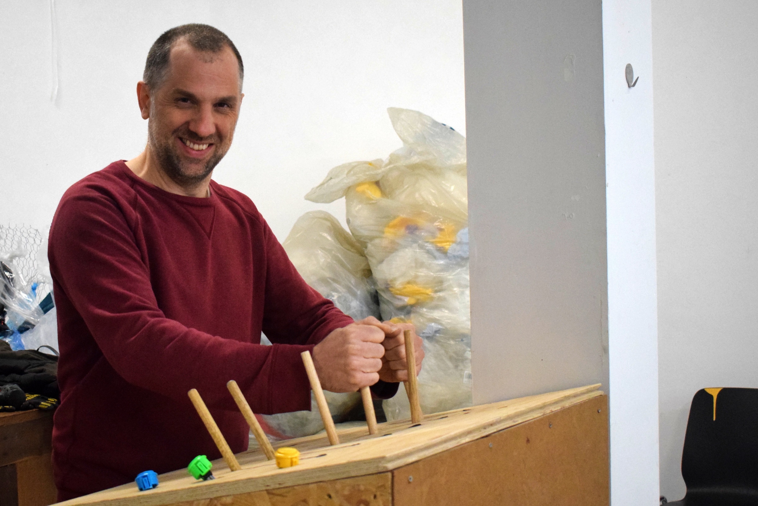 Rogier maakt drums van plastic afval: ‘Van Berlijn naar Tilburg’