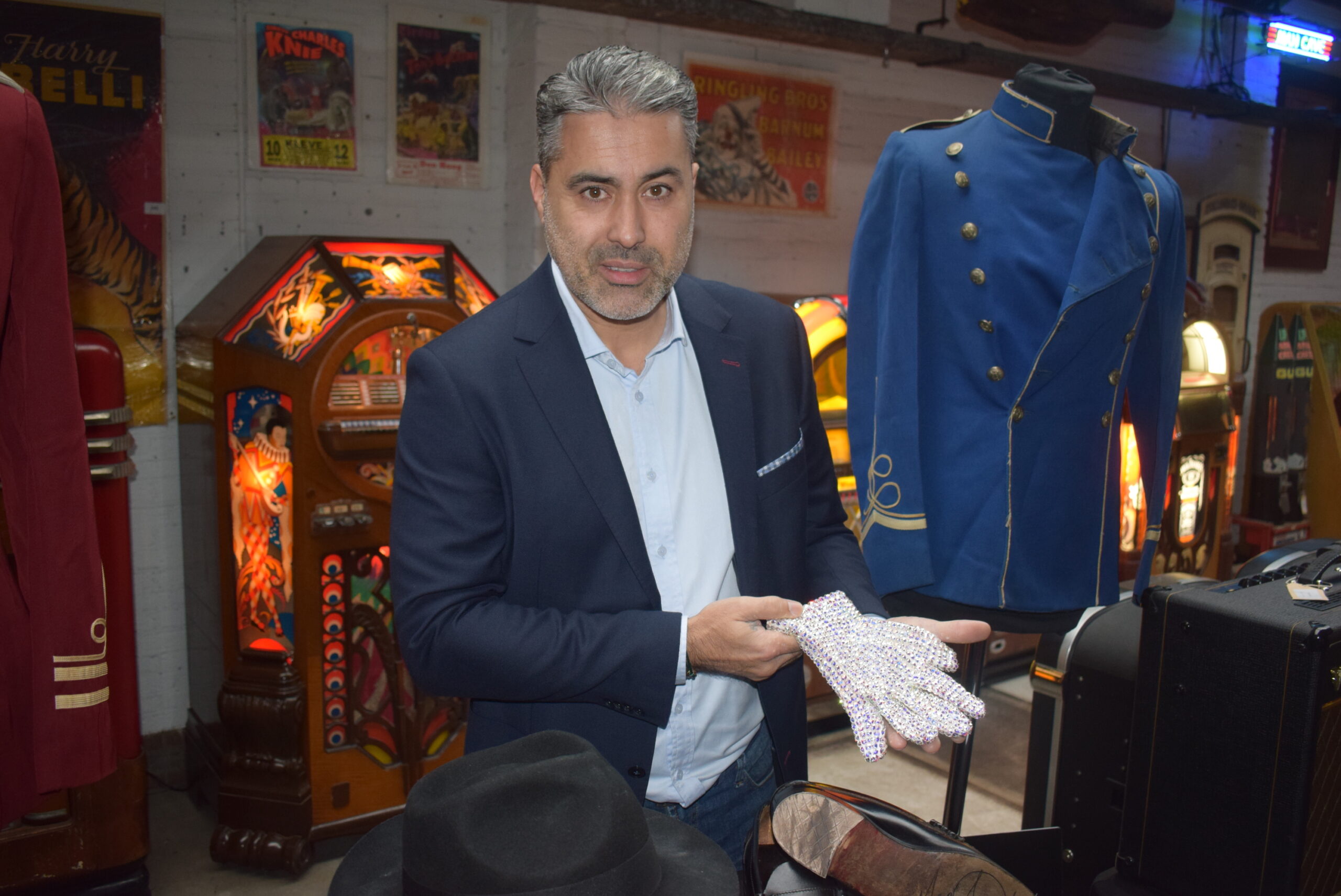 Richard veilt vanuit Tilburg gedragen Michael Jackson-items: ‘Van de bekende moonwalk’