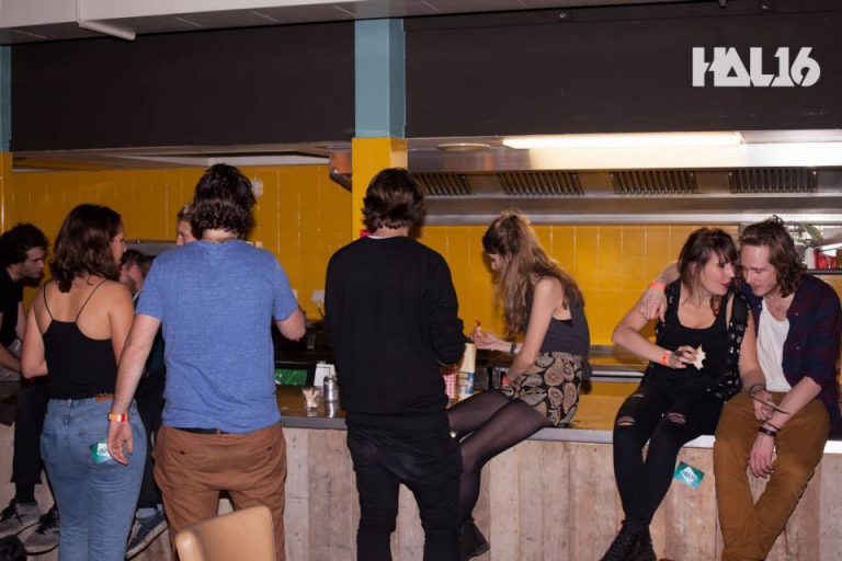 Leuk volgens local Tamara "Bij café Vredenburg krijg je gin tonic in