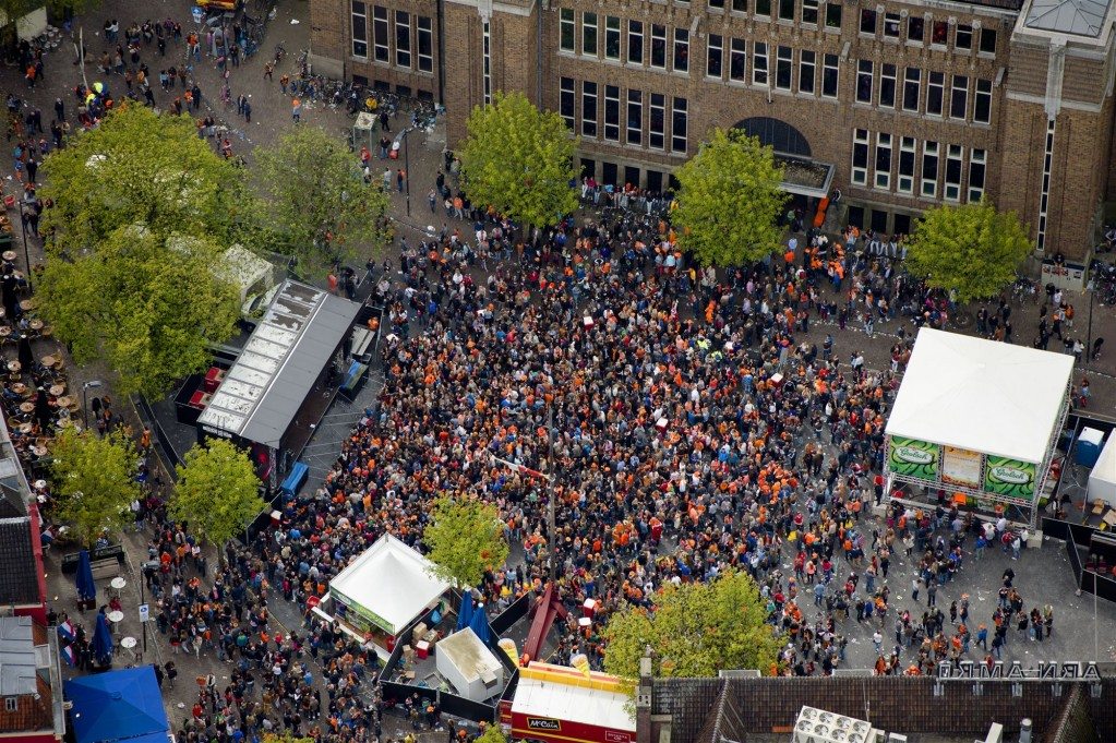 Drukte tijdens een oranjefeest op de Neude in Utrecht