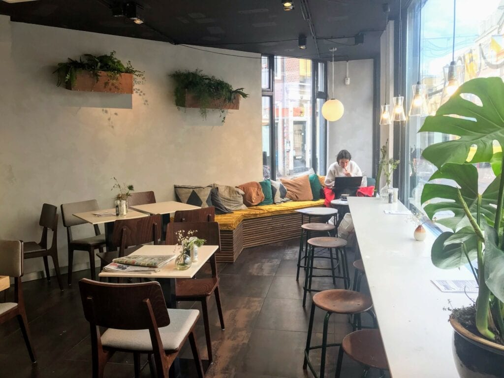 Knus met een boek een kop koffie drinken? Dat kan bij deze 7 cafés in Utrecht indebuurt Utrecht
