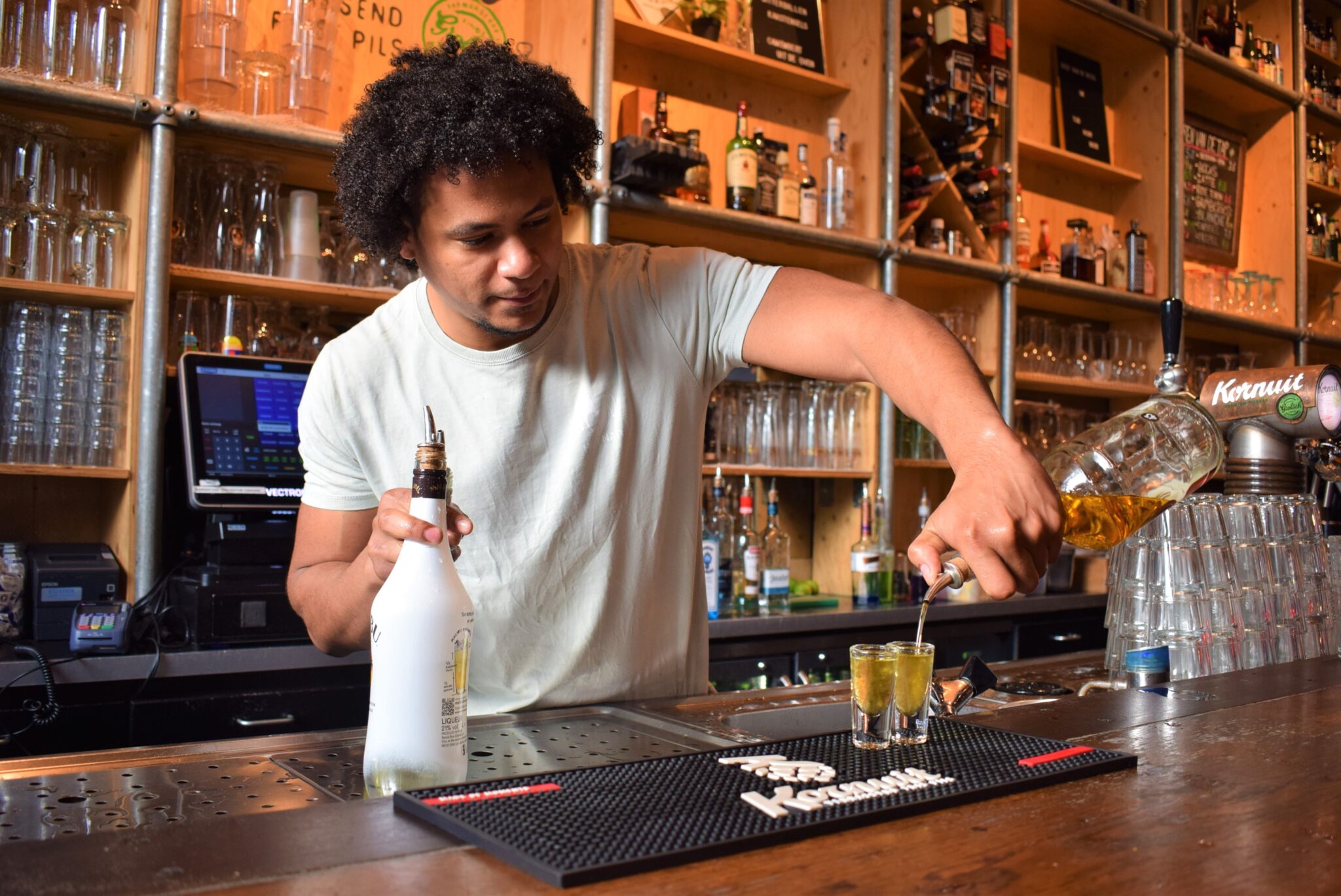 barman kris cafe hofman shotje