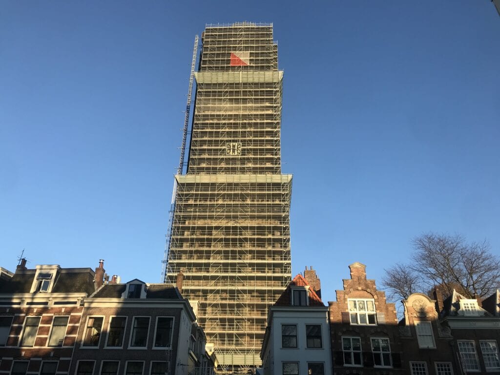 domtoren ingepakt