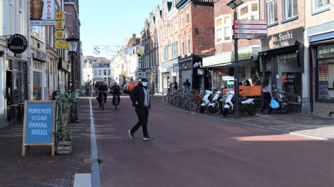 wittevrouwenstraat man oversteken fietsstraat mondkapje corona