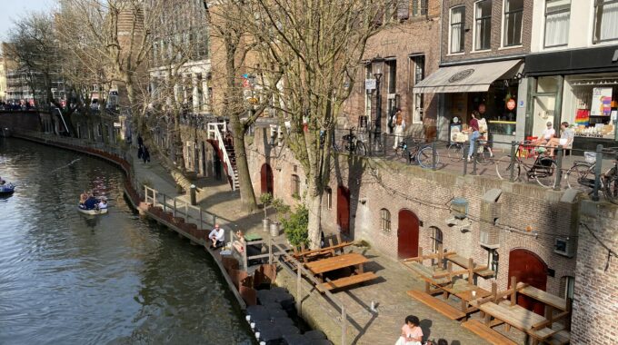 mensen aan oudegracht utrecht lente