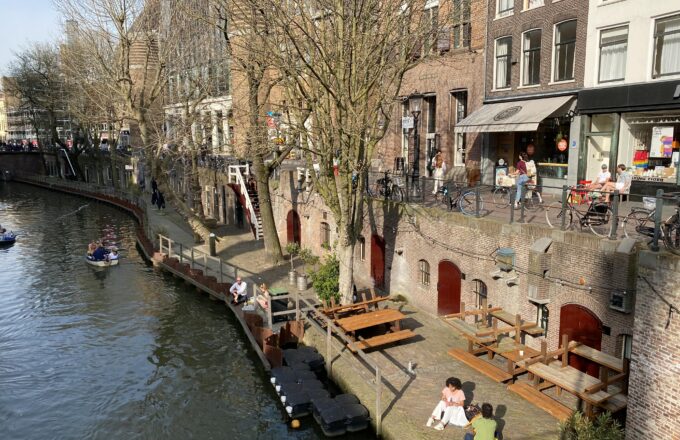 mensen aan oudegracht utrecht lente