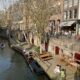 mensen aan oudegracht utrecht lente