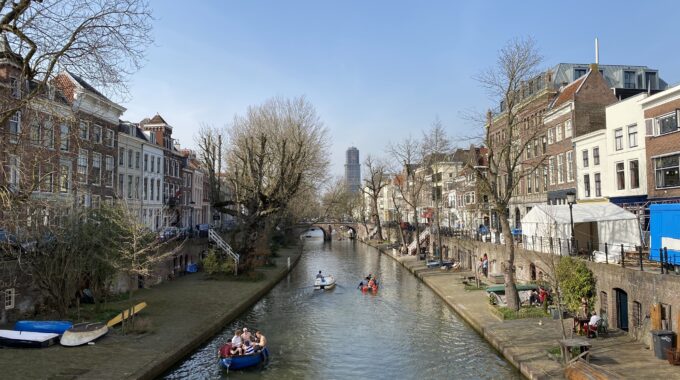 varen oudegracht lente mensen zitten utrecht