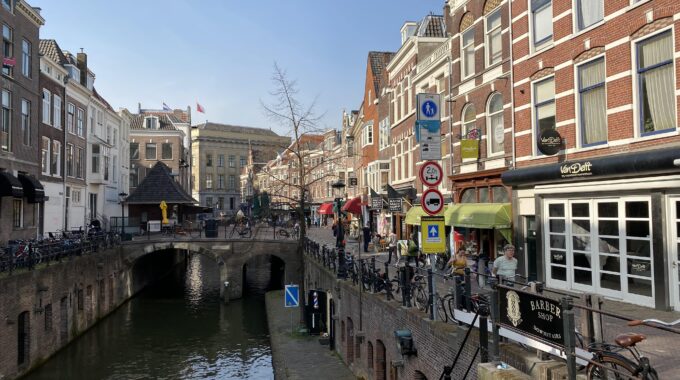 vismarkt mensen binnenstad utrecht