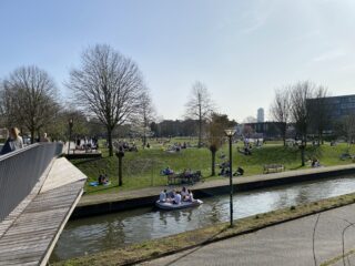 mensen boot varen griftpark