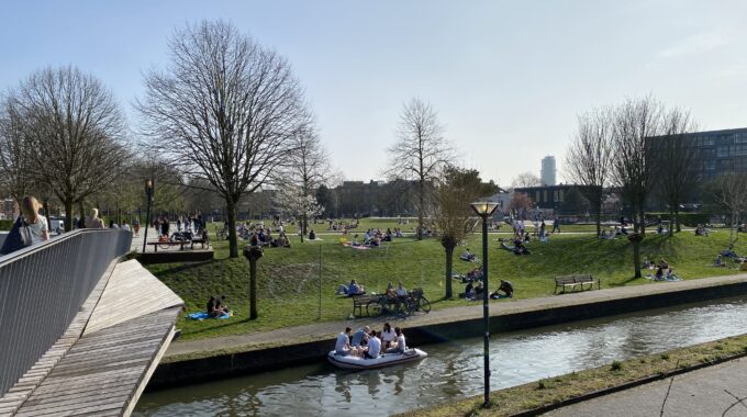 mensen boot varen griftpark