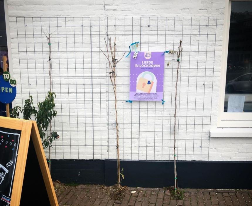 Bij dit Utrechtse café kun je in de lockdown een slotje ophangen met een warme boodschap eraan