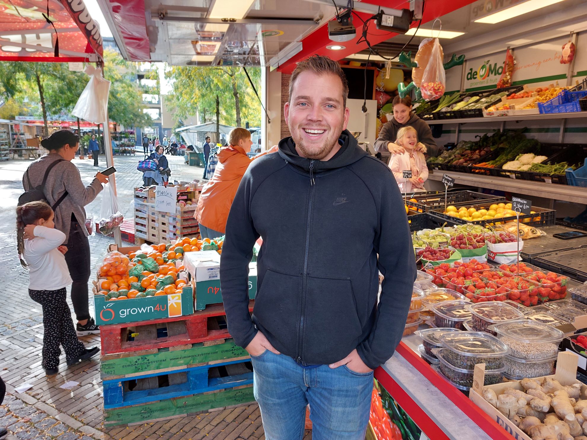 Imre werkt al 18 jaar op de markt in Utrecht: ‘Ik hou van het contact met mensen’