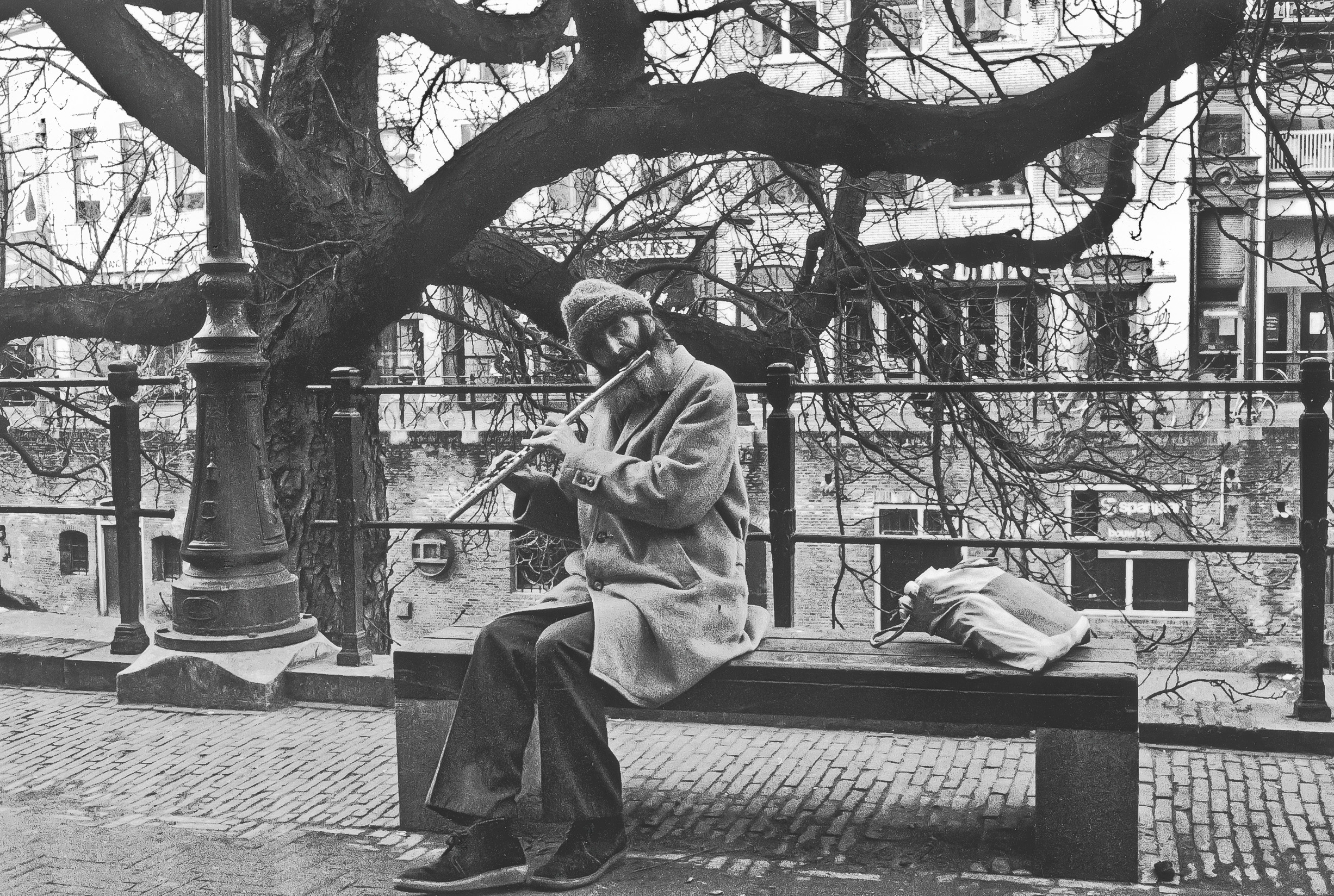 Deze Utrechtse straatmuzikant heeft een bankje als gedenkteken en dit ...