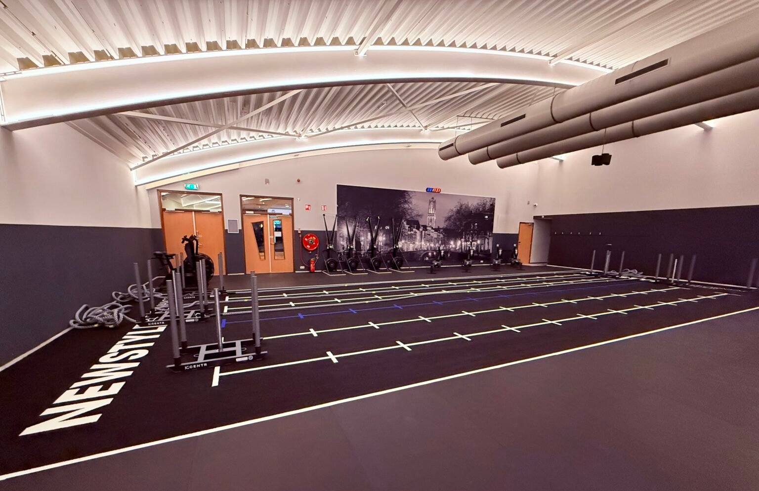 Wow! Deze nieuwe sportclub heeft sauna’s, Reformer Pilates én de grootste HYROX-baan van Utrecht