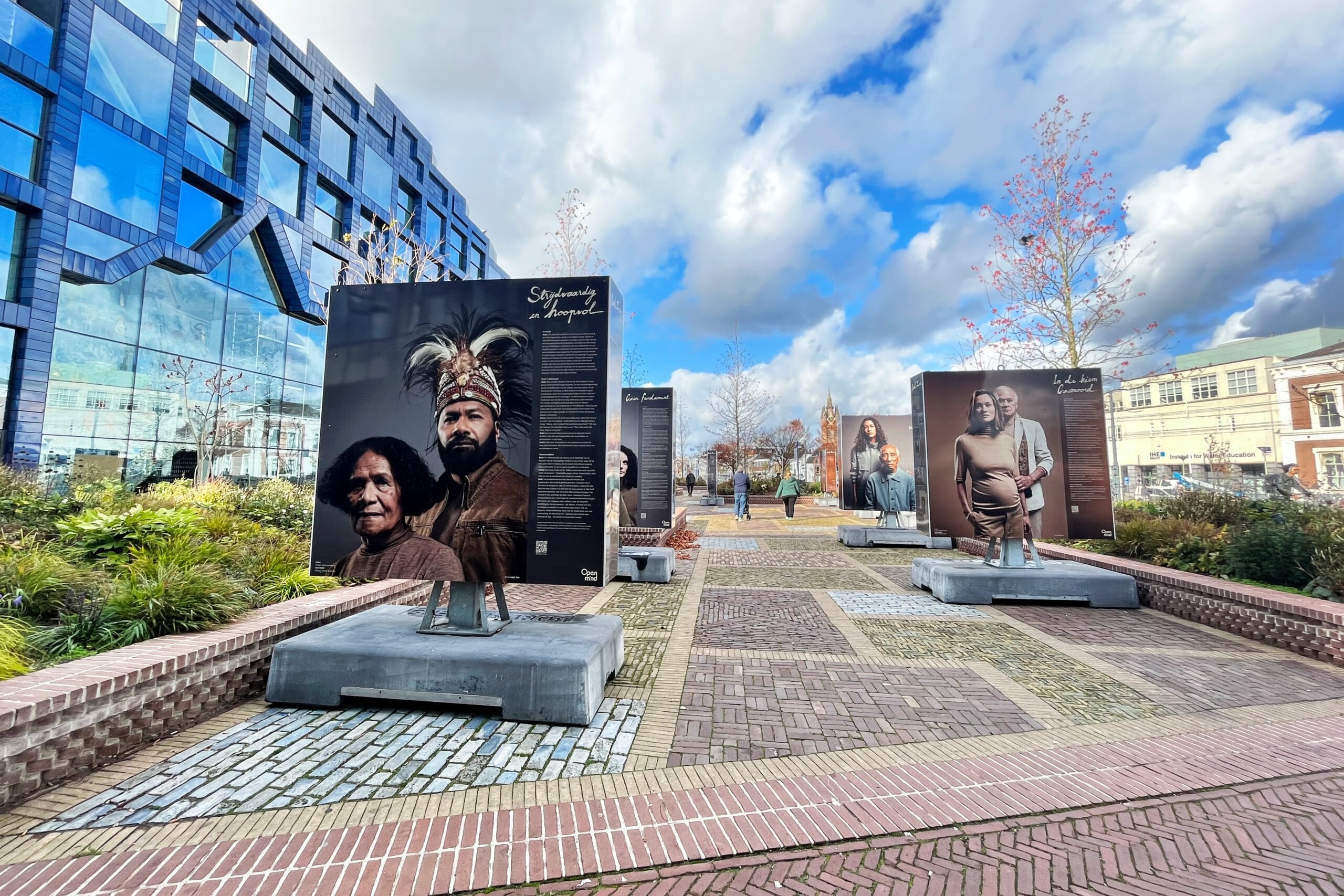 Gespot: hierom staan er enorme portretten op het Utrechtse Janskerkhof