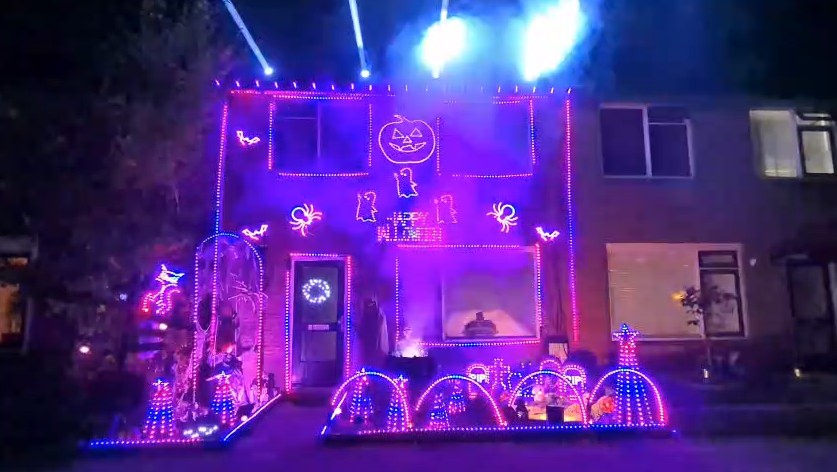 Patrick (30) en gezin toveren huis om tot halloweenshow: ‘Ongeveer 4000 lampjes’