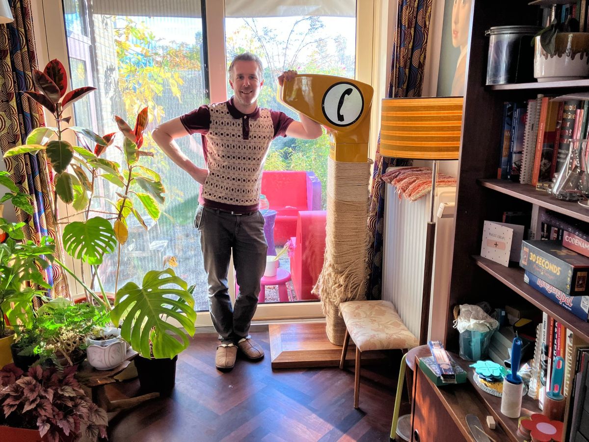 Arie heeft een Anwb-paal in zijn huis: ‘Er werden schunnige dingen op ingesproken’