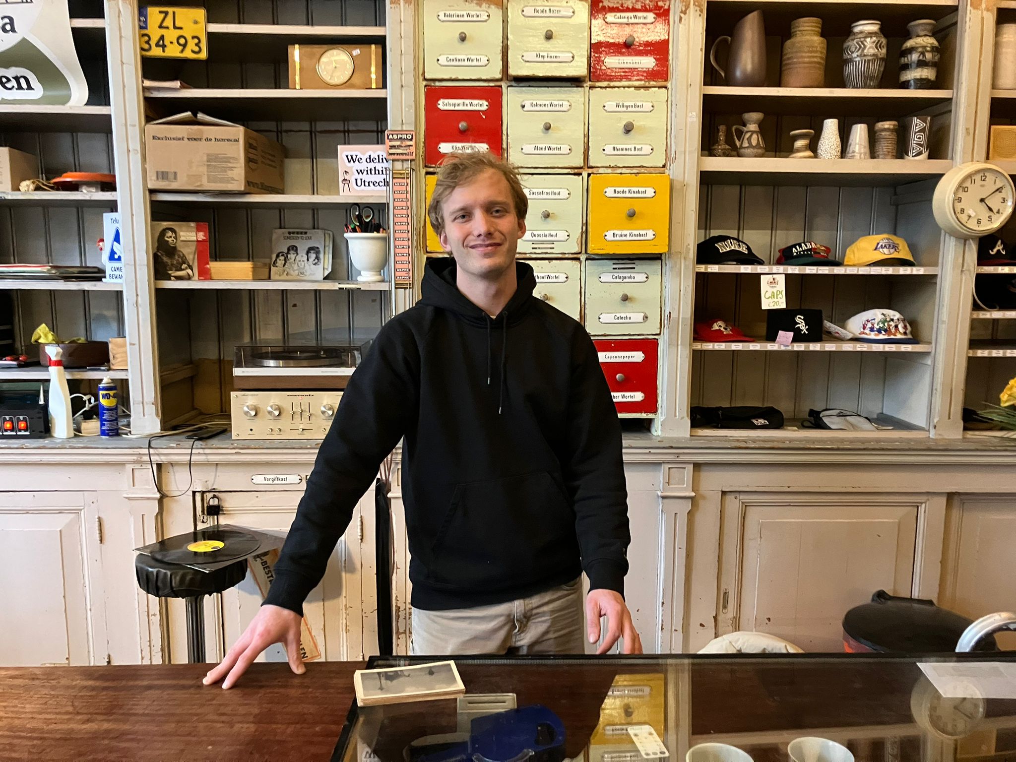 Mark (26) zit met zijn winkel in de oude drogisterij Woortman aan de Neude: ‘Waar is Hans?’