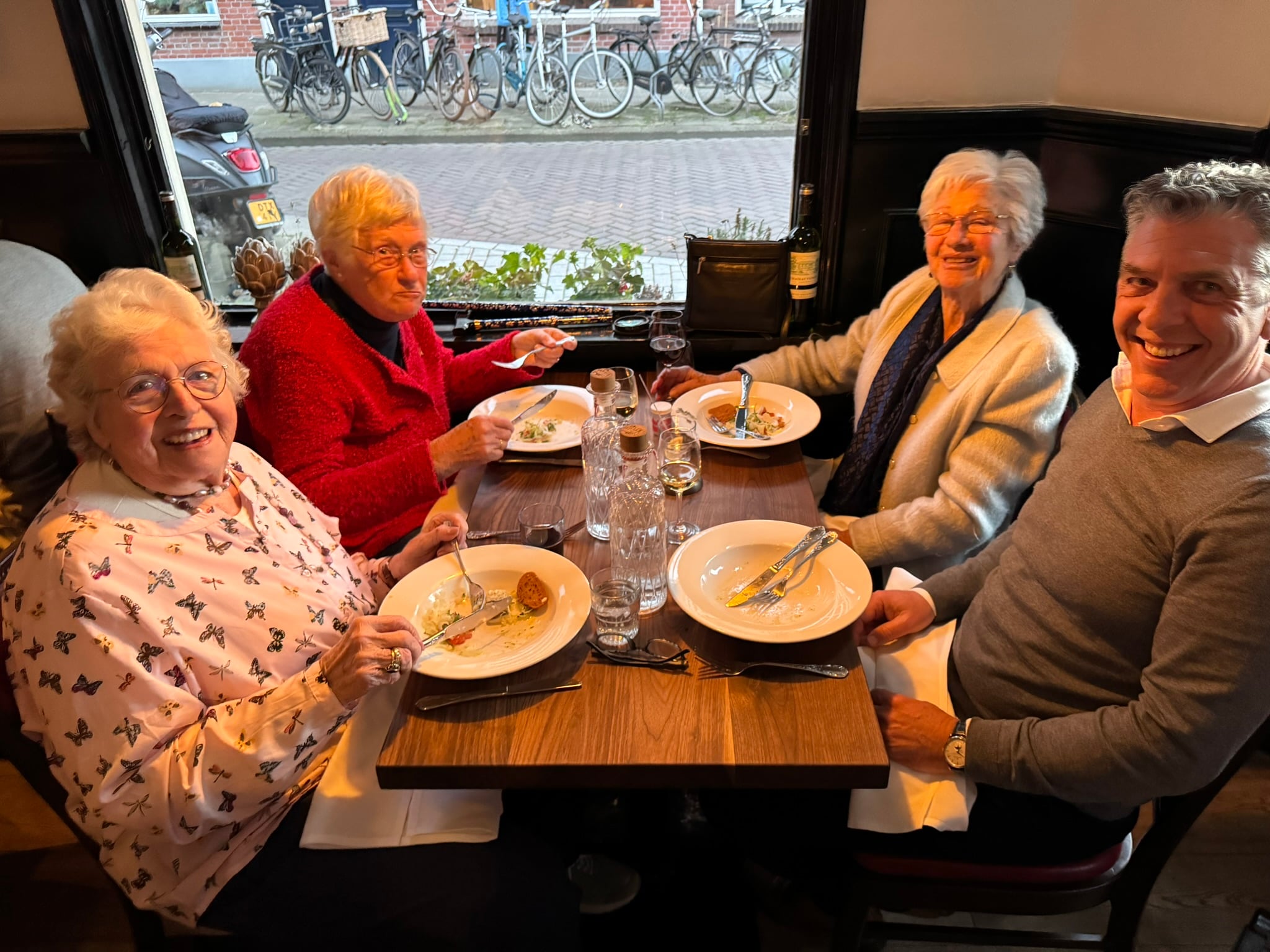 Jarig makelaarskantoor zet zich in voor ouderen: ‘Een avondje uit maakt voor hen het verschil’