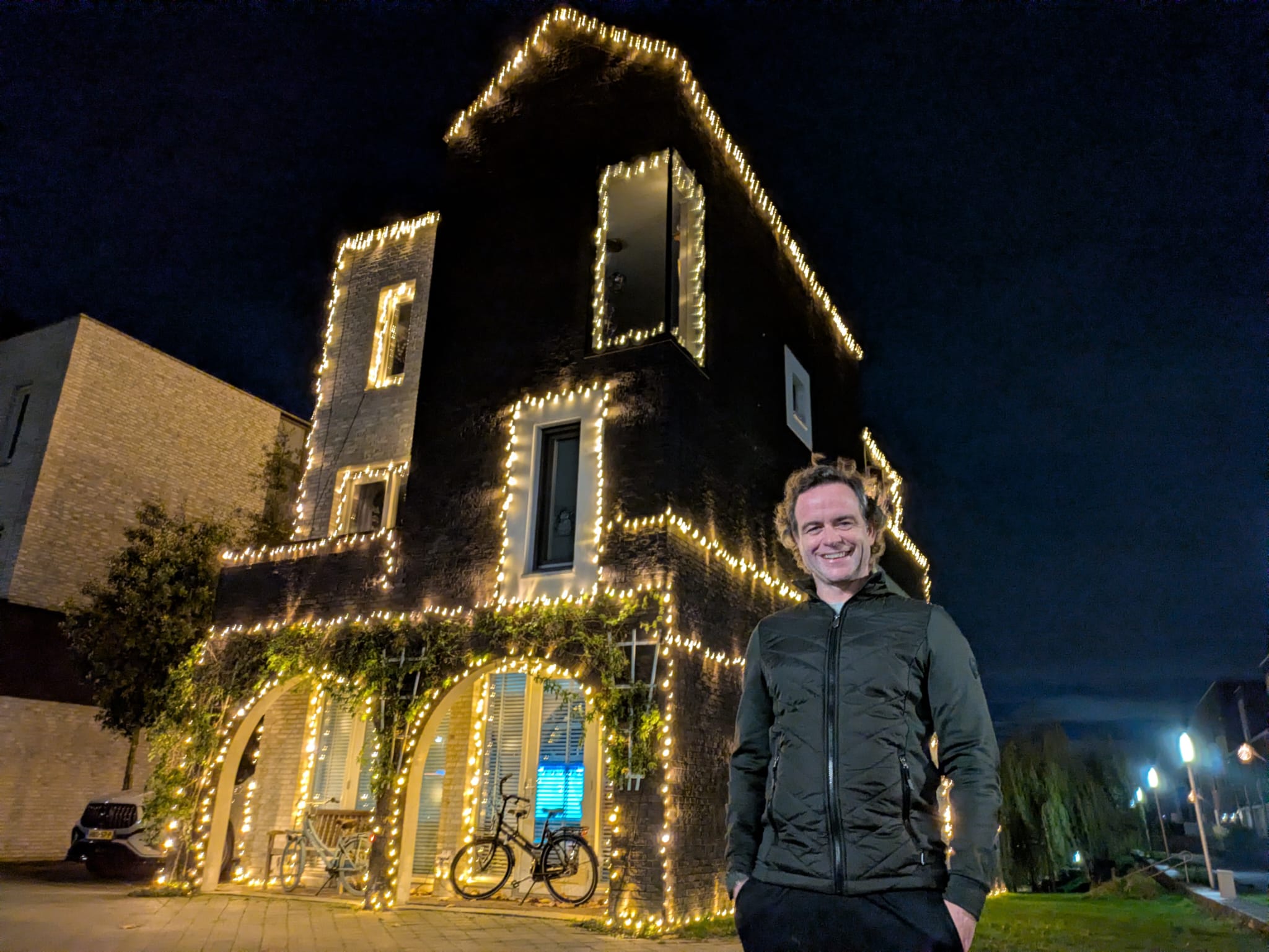 Luc tovert zijn huis in Utrecht elk jaar om tot kerstpaleis: ‘Er hangt voor 500 meter aan lampjes’