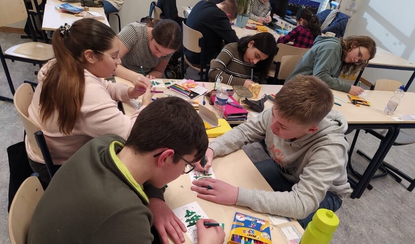 Groep 8 bezig met de Kerstkaarten te maken Foto Vuurvlinder