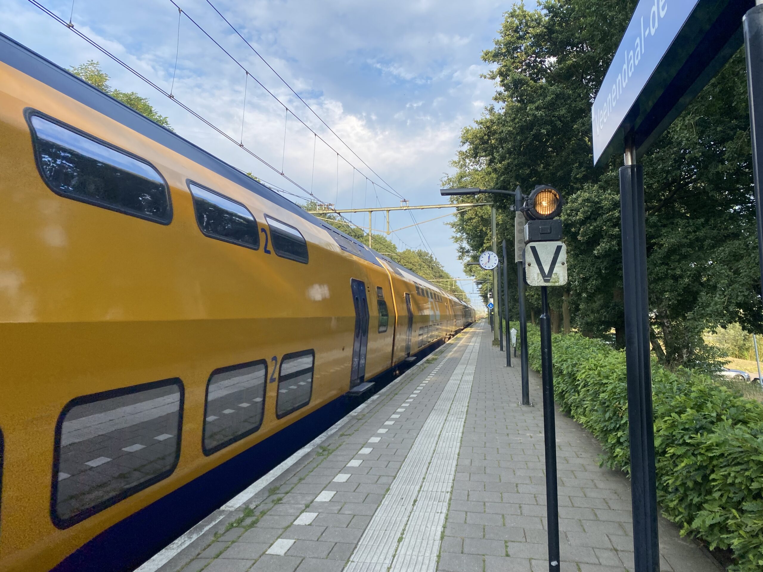 Mysterie dit is de betekenis van het witte bord met een ‘v’ op de stations in Veenendaal