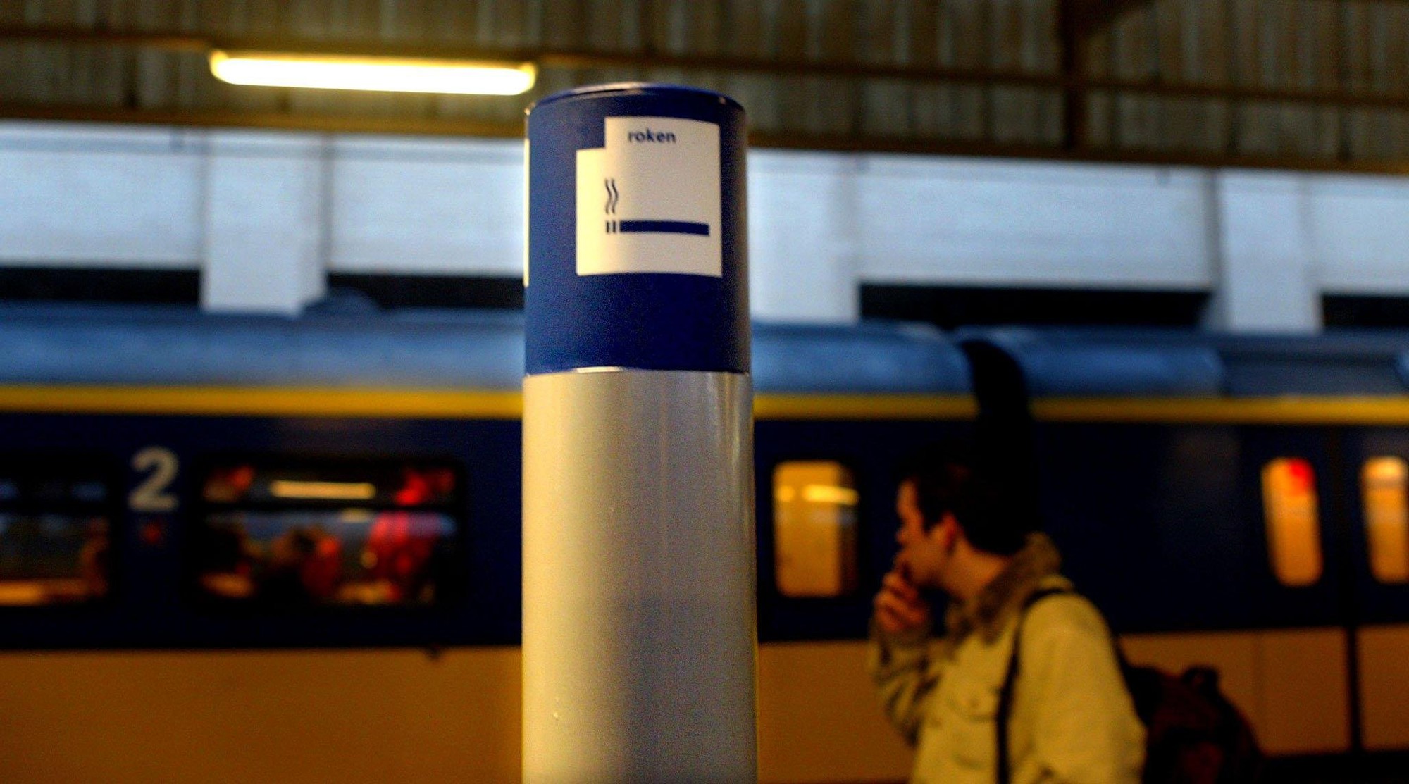 Peukie op het perron? Al zo lang is dat verboden op de stations in Vlaardingen