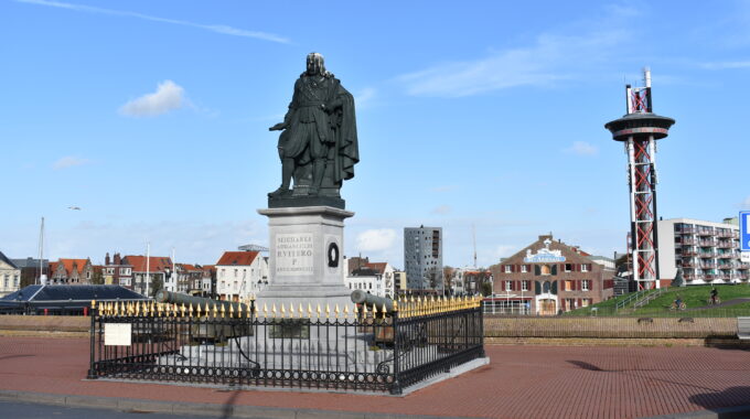 Michiel de Ruyter + skyline Vlissingen 11-2022