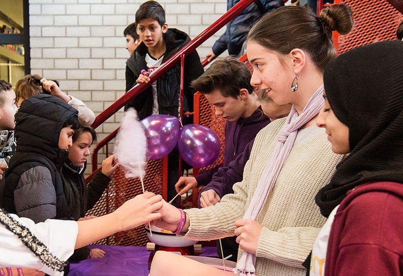 Aha! Hierom dragen veel leerlingen in Vlissingen vrijdag paarse kleding