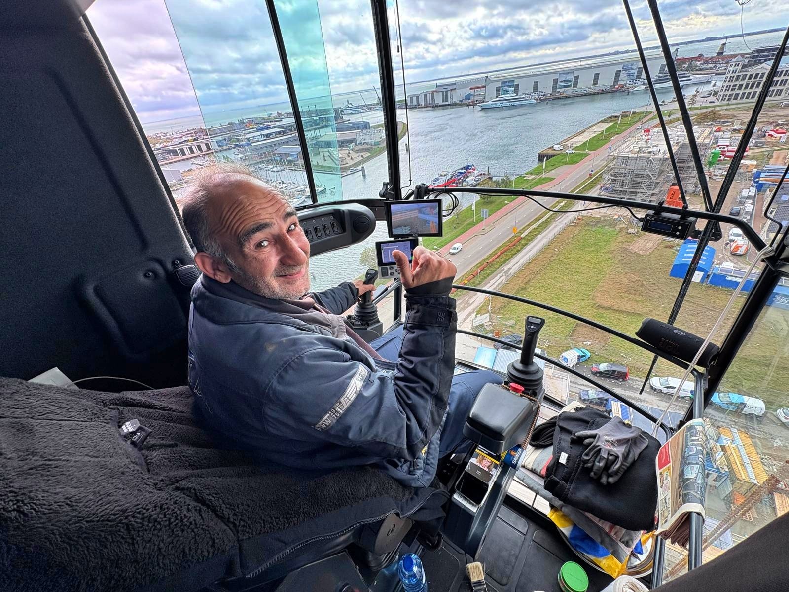 Halit is kraanmachinist in het Scheldekwartier: ‘Ik heb het hoogste kantoor van Vlissingen’