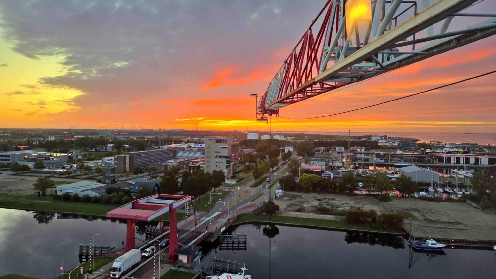 Van containerreuzen tot schitterende zonsondergangen: 6x foto’s uit een Vlissingse bouwkraan