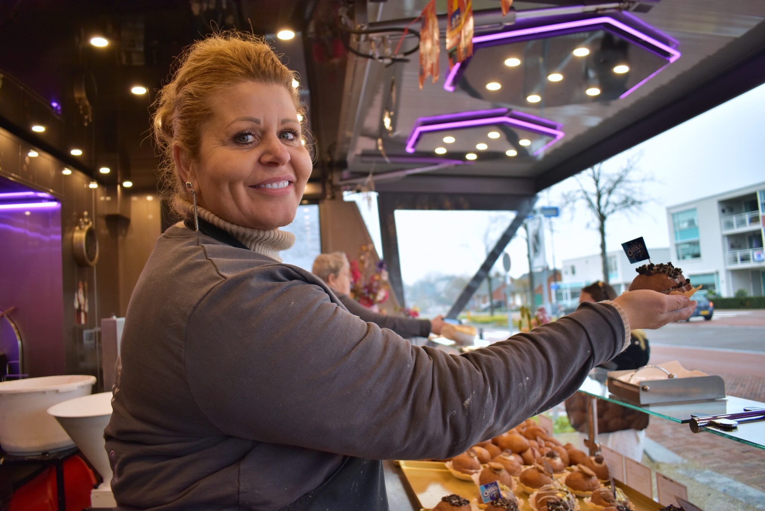 Bianca verkoopt de bijzonderste oliebollensmaken: ‘Jongeren houden enorm van zoetigheid’