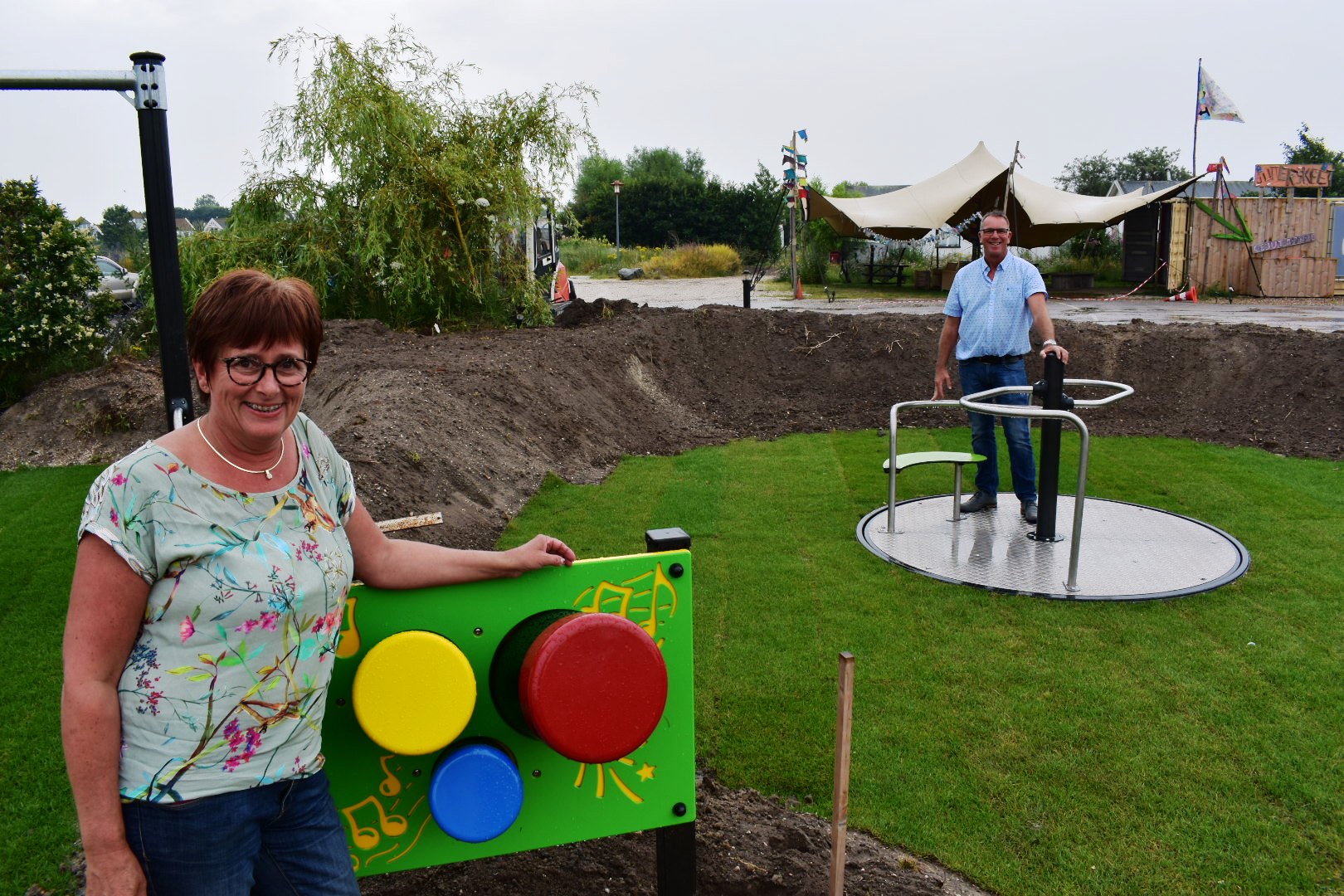 Elly en Hans Prins in de speeltuin op Vlugtenburg