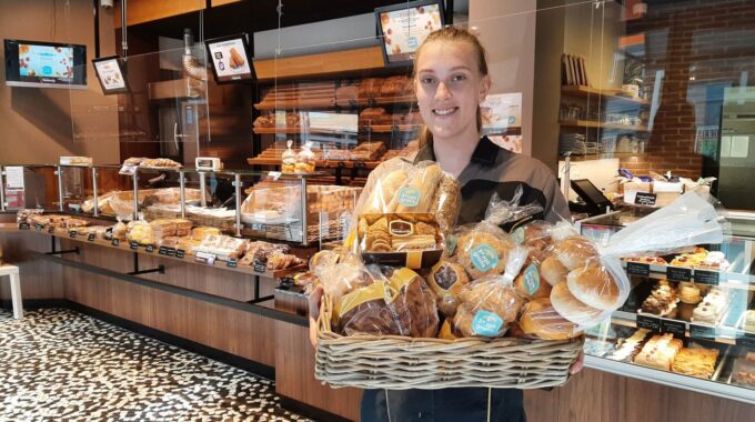 Meesterbakker Roodenrijs alles voor dagje uit - verkoopster met mand vol lekkers